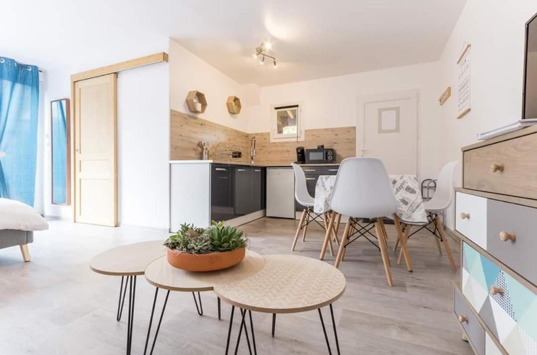 Le Studio Du Pressoir Gisay 外观 照片